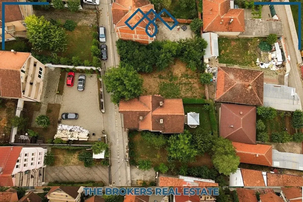 Shitet shtëpia në Emshir, me sipërfaqe prej 240 m2, në rrugën Bije Vokshi afër restaurant Golden. – foto 21