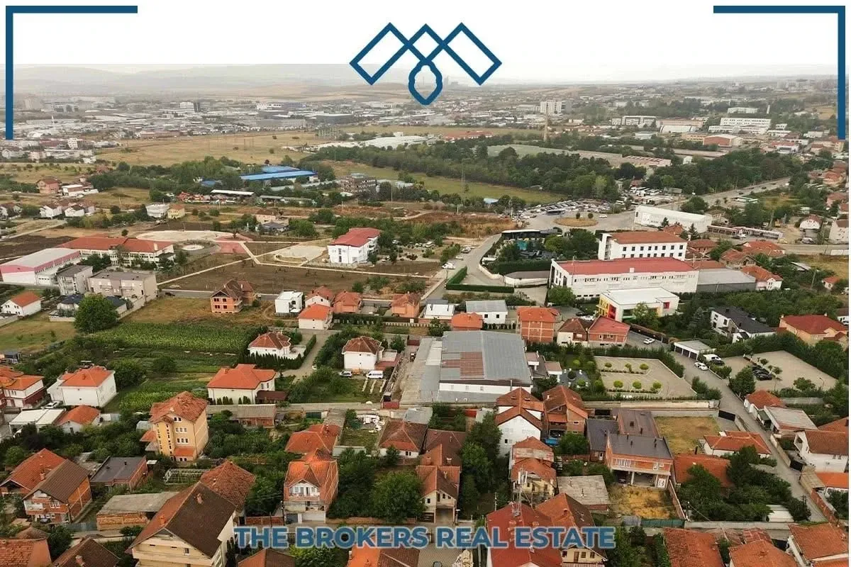 Shitet shtëpia në Emshir, me sipërfaqe prej 240 m2, në rrugën Bije Vokshi afër restaurant Golden. – foto 20