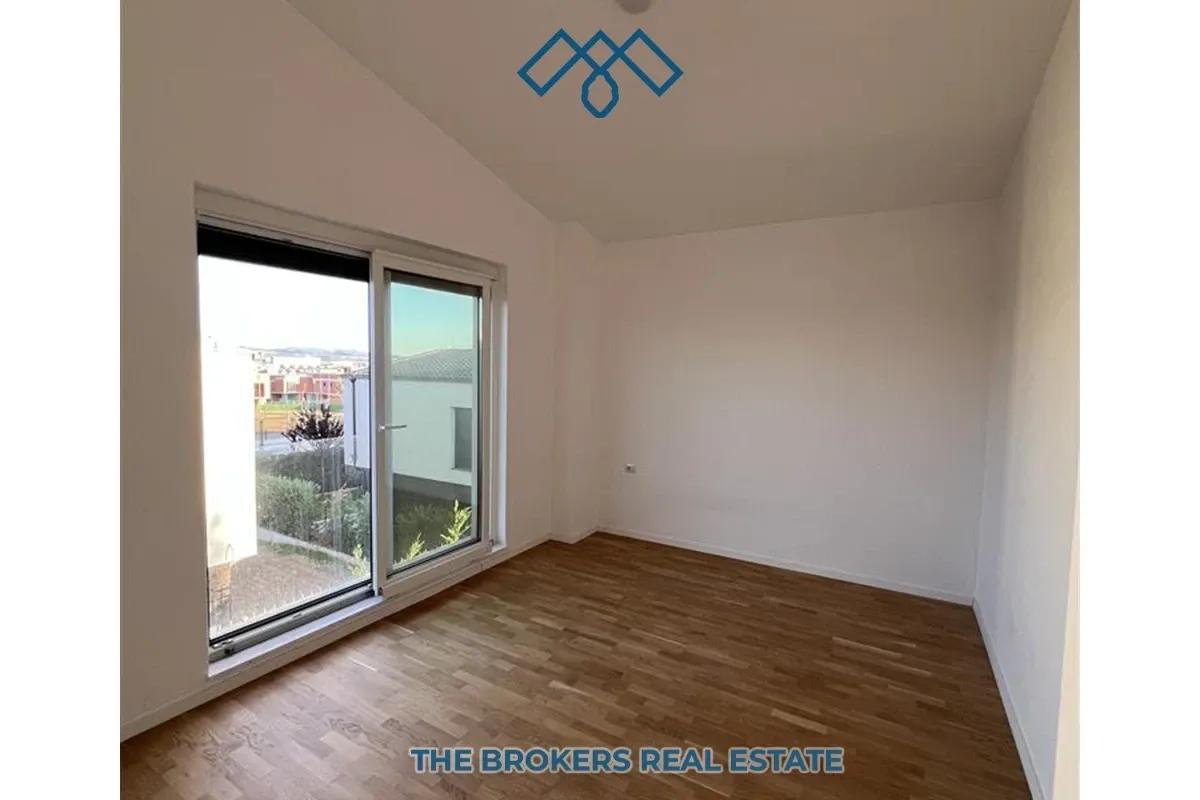 Ofrohet me qira shtëpia 135m² në Lagjen Priam, Veternik me oborr prej 2.80 ari. – foto 5