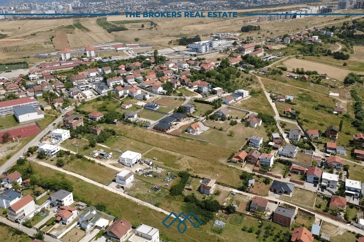 Truall në shitje 5 Ari në Hajvali pranë shkollës “Shkëndija”. – foto 2