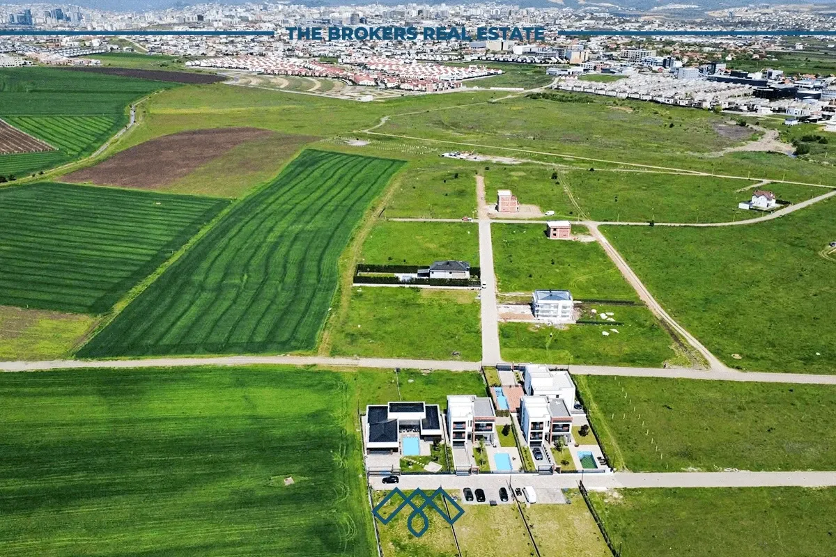2 Parcela në shitje, 4,40 Ari dhe 4,51 Ari - Lagjja Army Village, mbrapa Hotel Emerald - Çagllavicë. – foto 3