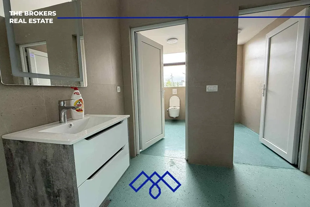 Objekt afarist 1740m² në shitje në Veternik, shtrihet në një truall prej 84 ari, në afërsi të kompleksit Fortesa Home – foto 8