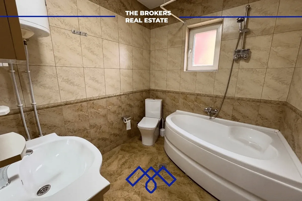 Ofrohet për qira objekt afarist 430m², i pozicionuar në rrugën kryesore Muharrem Fejza. – foto 15