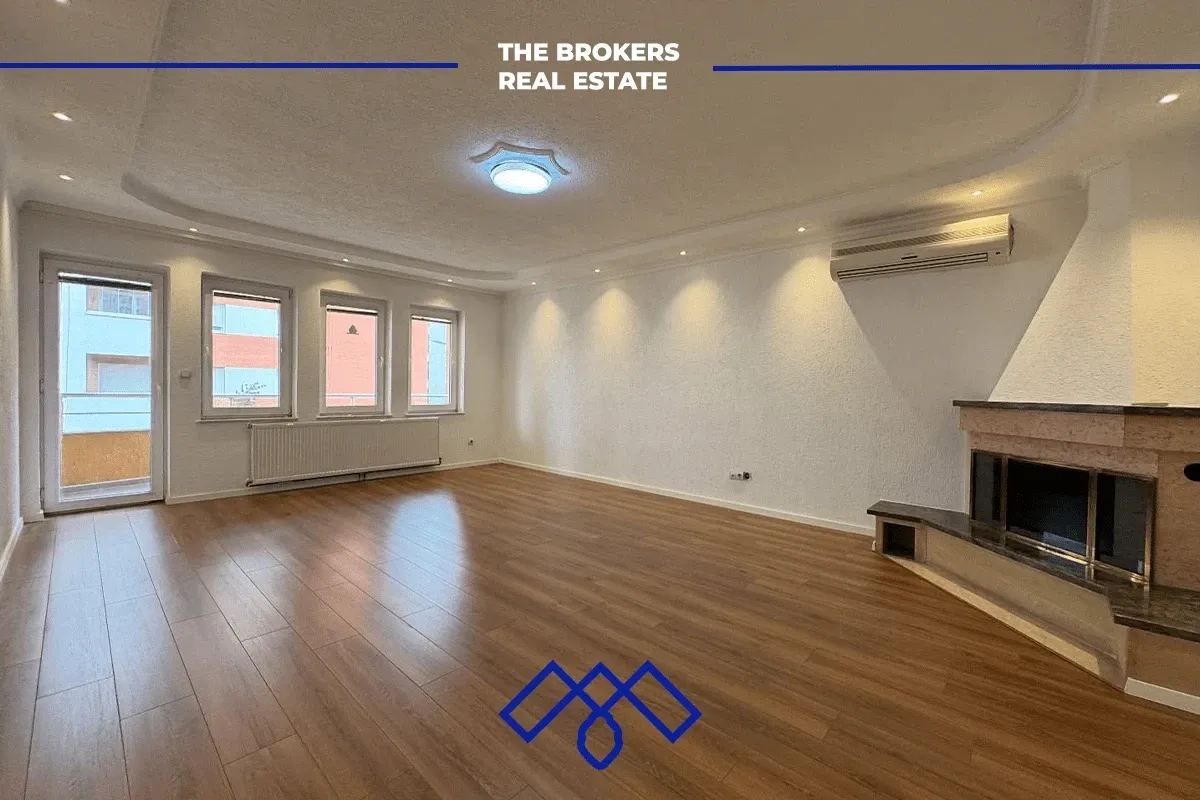 Ofrohet për qira objekt afarist 430m², i pozicionuar në rrugën kryesore Muharrem Fejza. – foto 1