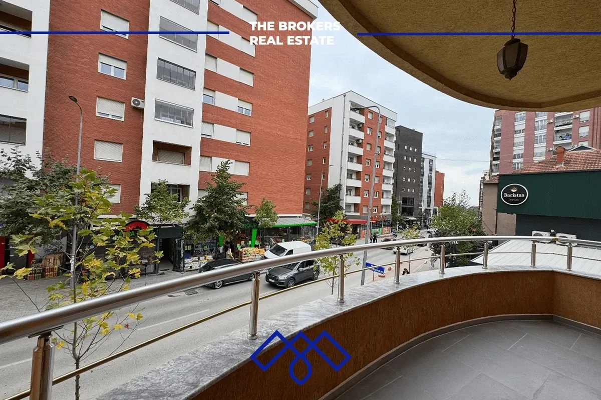 Ofrohet për qira objekt afarist 430m², i pozicionuar në rrugën kryesore Muharrem Fejza. – foto 16