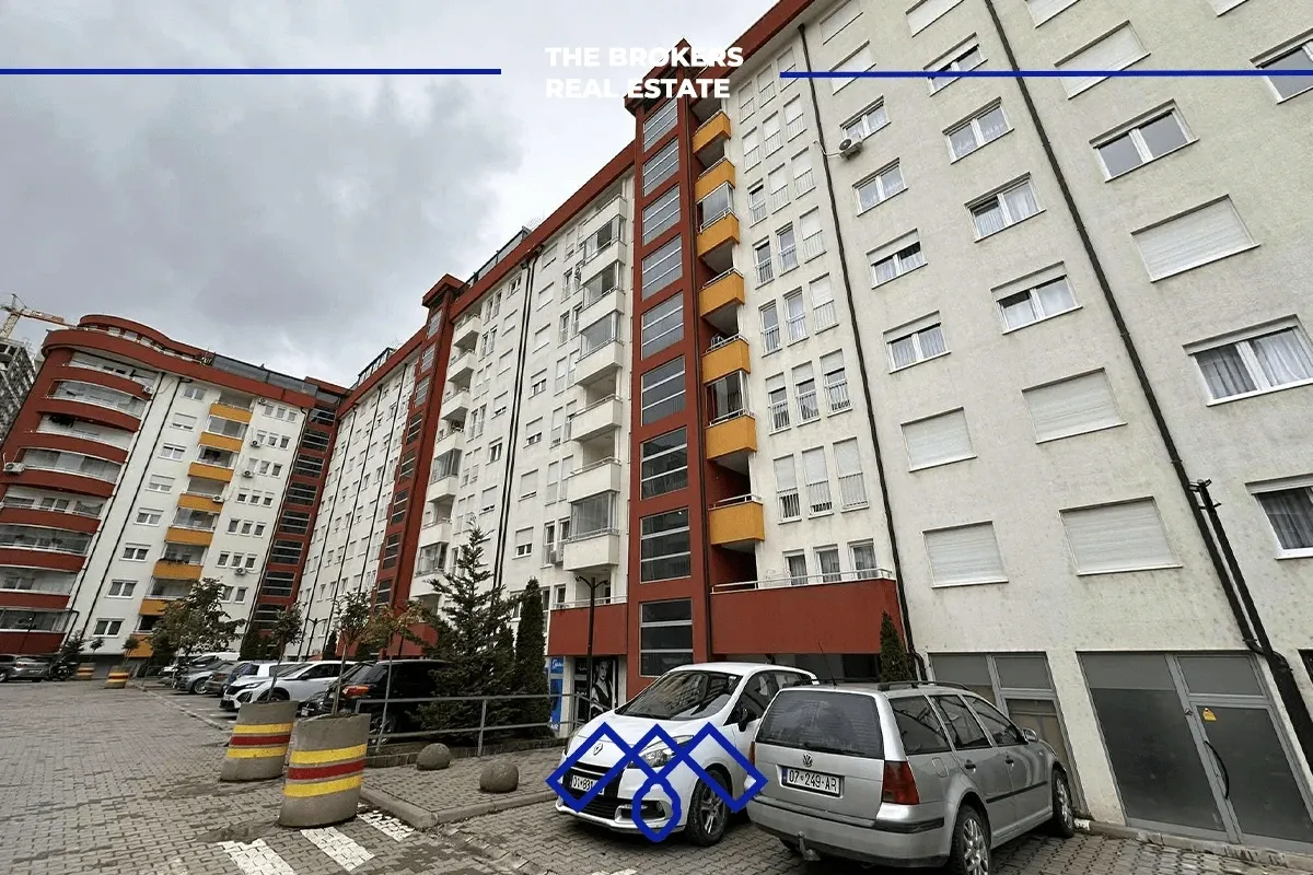 Ofrohet për shitje banesë në rrugën C, e ndërtuar nga kompania Tregtia, me sipërfaqe prej 56m². – foto 1